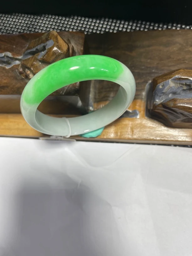 缅甸天然翡翠A货。半山半水正阳绿，底子非常干净细腻。