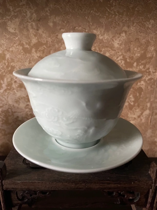 柴窑影青釉暗刻纹盖碗茶具收藏品