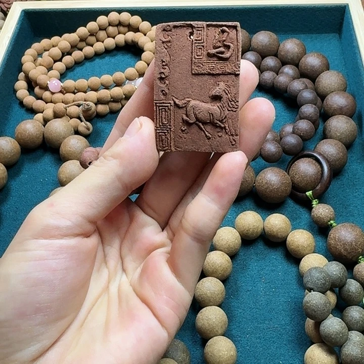苏和香方生肖（马）微瑕香牌