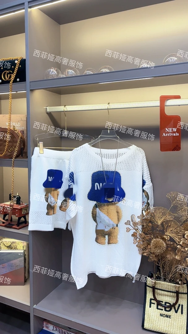 009【蓝色帽熊】夏季清货特/价——潮牌重工烫钻上衣高级感套装女