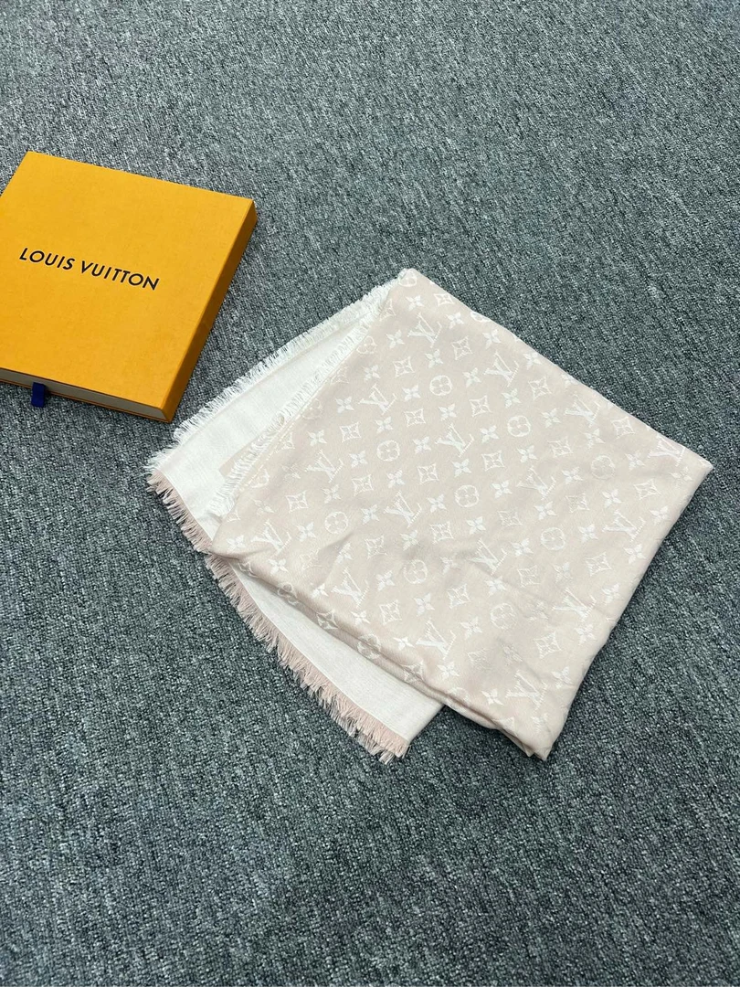 99新 LouisVuitton/路易威登 粉色印花围巾