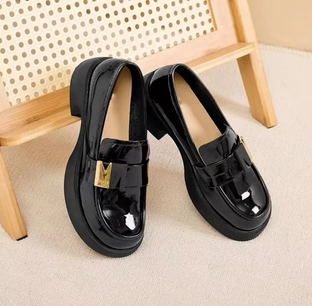 门店4&19！代工厂清，仅一批/漆面真皮时尚乐福女士休闲鞋 C18893