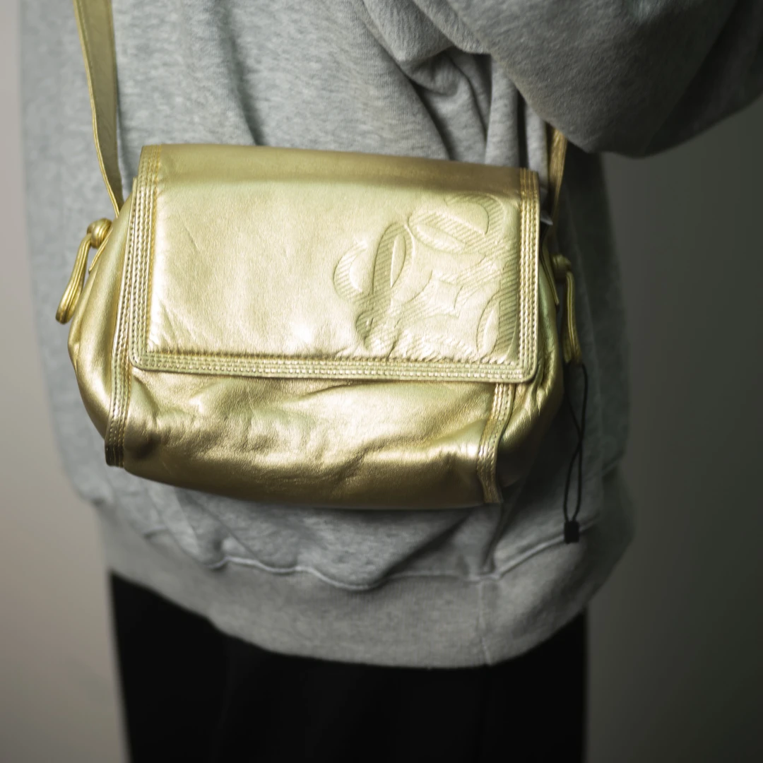 95新 LOEWE/罗意威 金色mini豆腐斜挎包/翻盖/19/A14103AD34