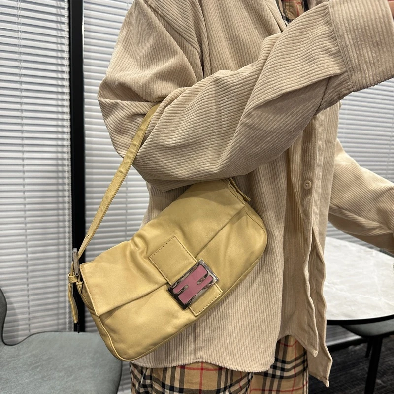 95新 FENDI/芬迪 黄色皮面法棍包/粉珐琅扣/26/AG1019001426