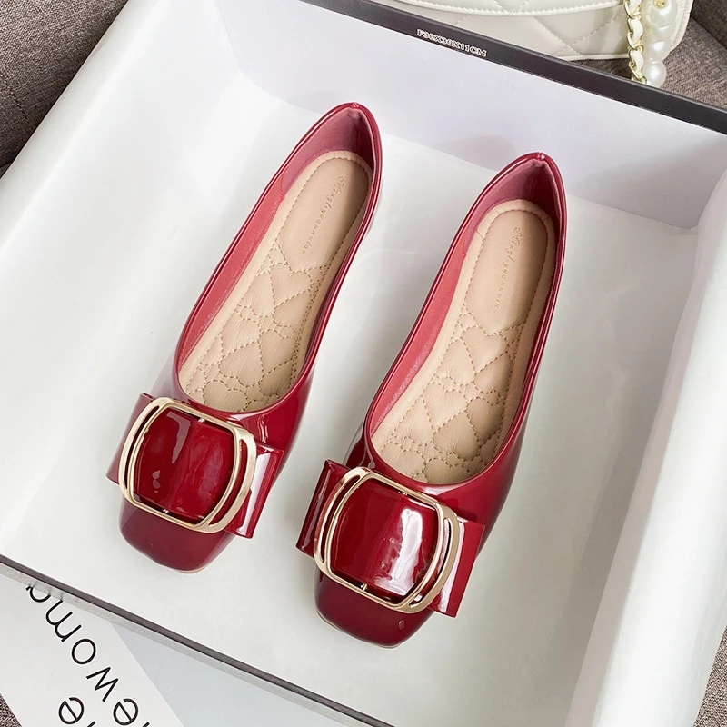 方头漆皮平底单鞋女夏季新款百搭酒红色软底豆豆鞋大码女鞋41一43