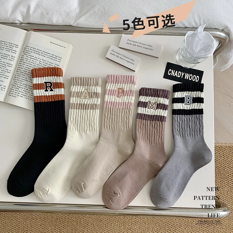 刺绣字母女中筒袜秋冬舒适居家个性潮流百搭日常文艺学院风四季