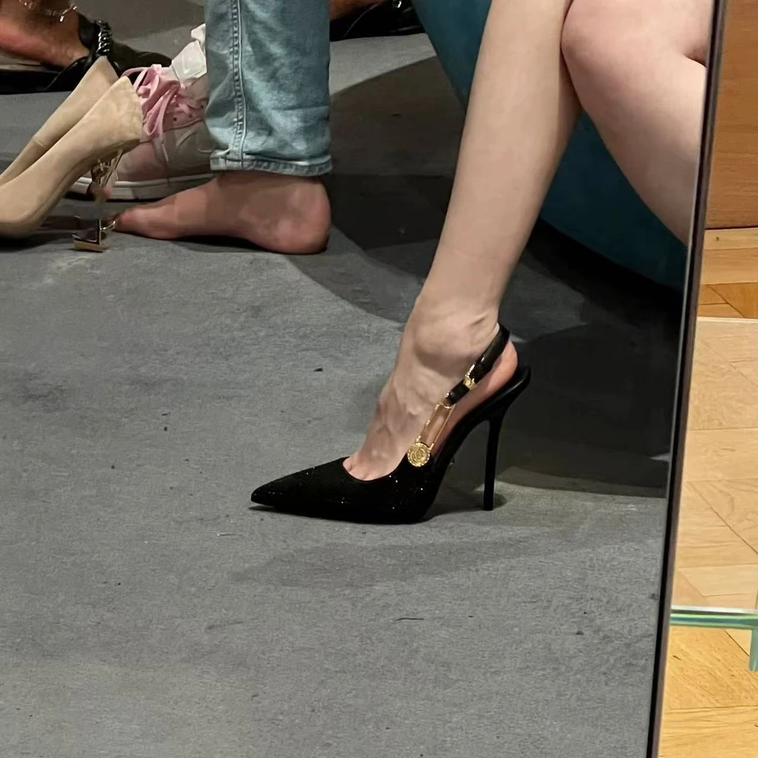 OMG！嘎嘎好看~高跟鞋细跟女别针徽章尖头水钻一字扣带性感凉鞋