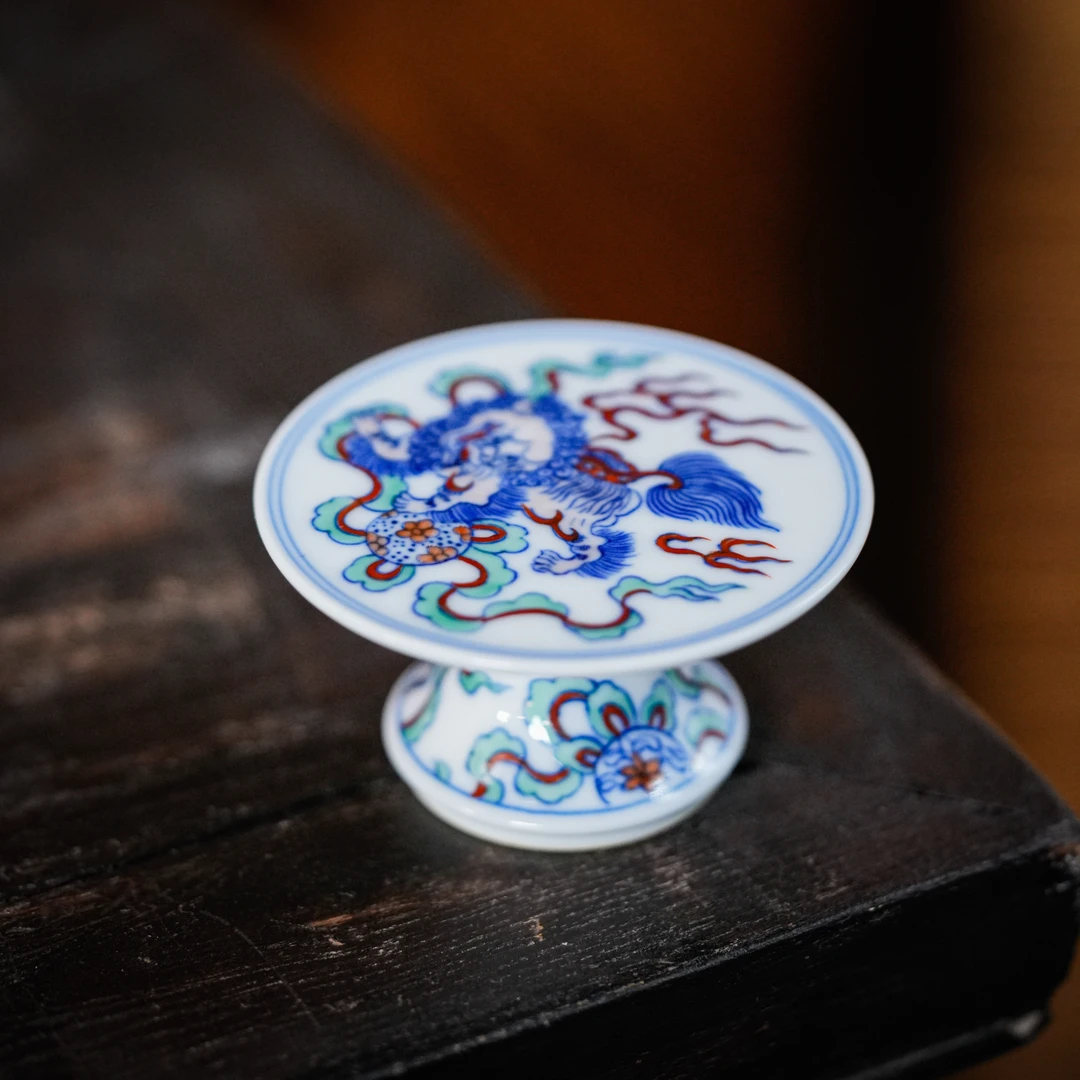 【涂杏花窑】青花斗彩狮子绣球盖置 景德镇全手工手绘陶瓷主人盖置