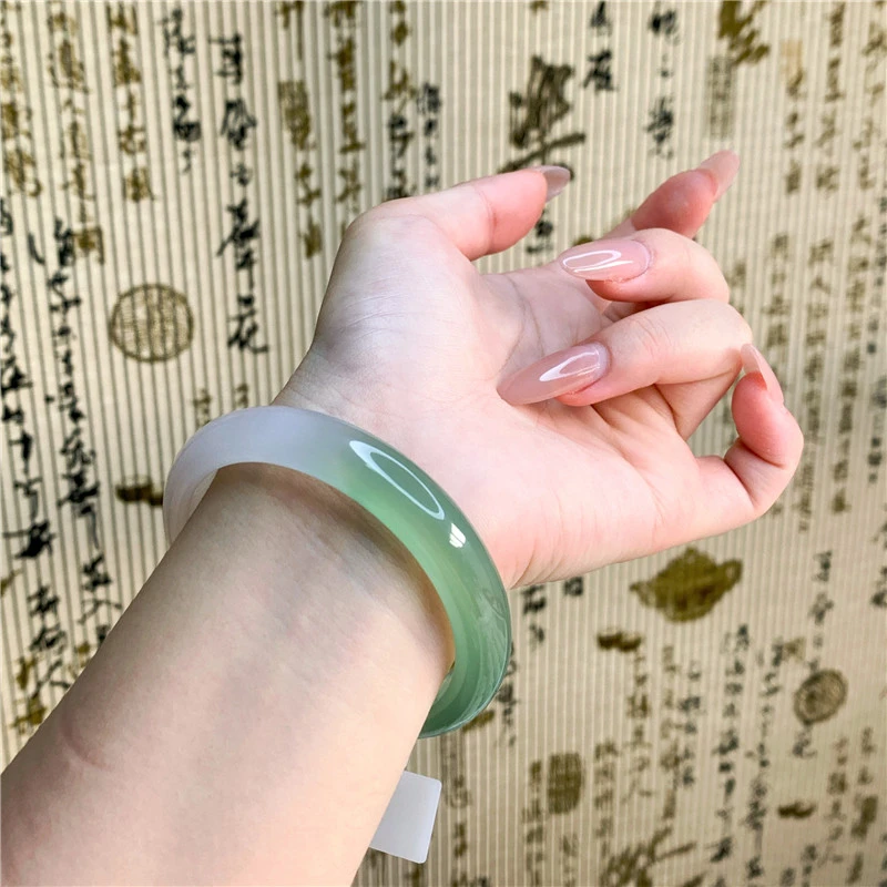 高冰玛瑙玉髓手镯女款妈妈绿色冰透美人镯浅圆镯联系客服视频选货