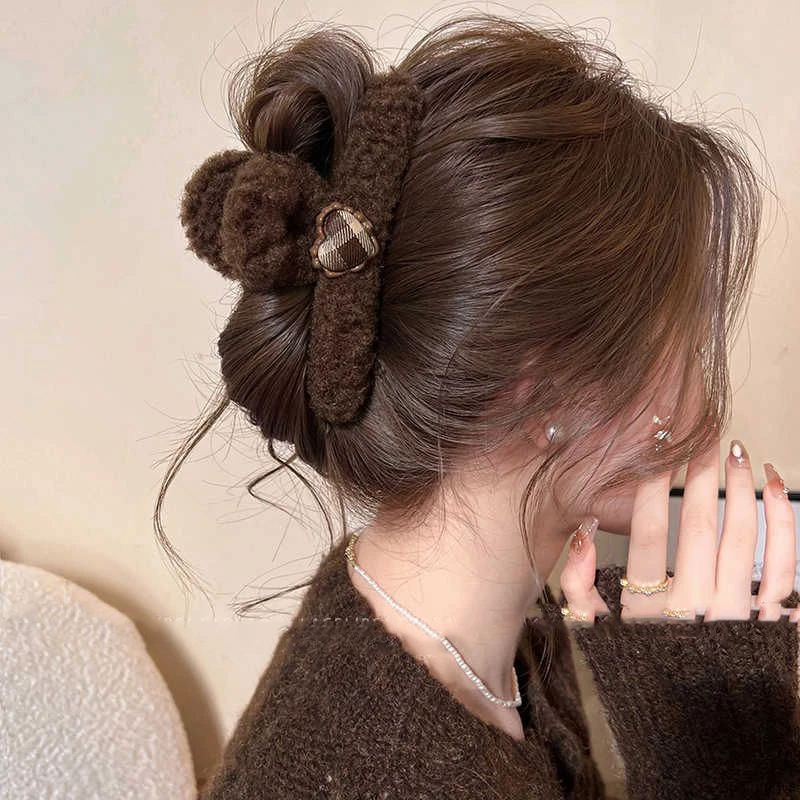 羊羔毛绒抓夹大号爱心秋冬鲨鱼夹高级感发夹女后脑勺2024夹子发饰
