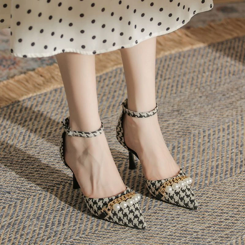 2025年新款春秋浅口高跟鞋女一字扣带镂空仙女尖头细跟珍珠单鞋女