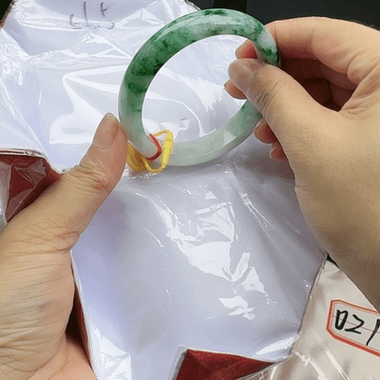 翡翠手镯未镶嵌翡翠手镯