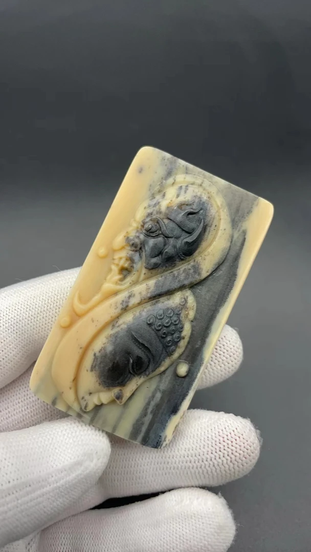 28591精品猛犸雕刻一念之间挂件（瑕疵）