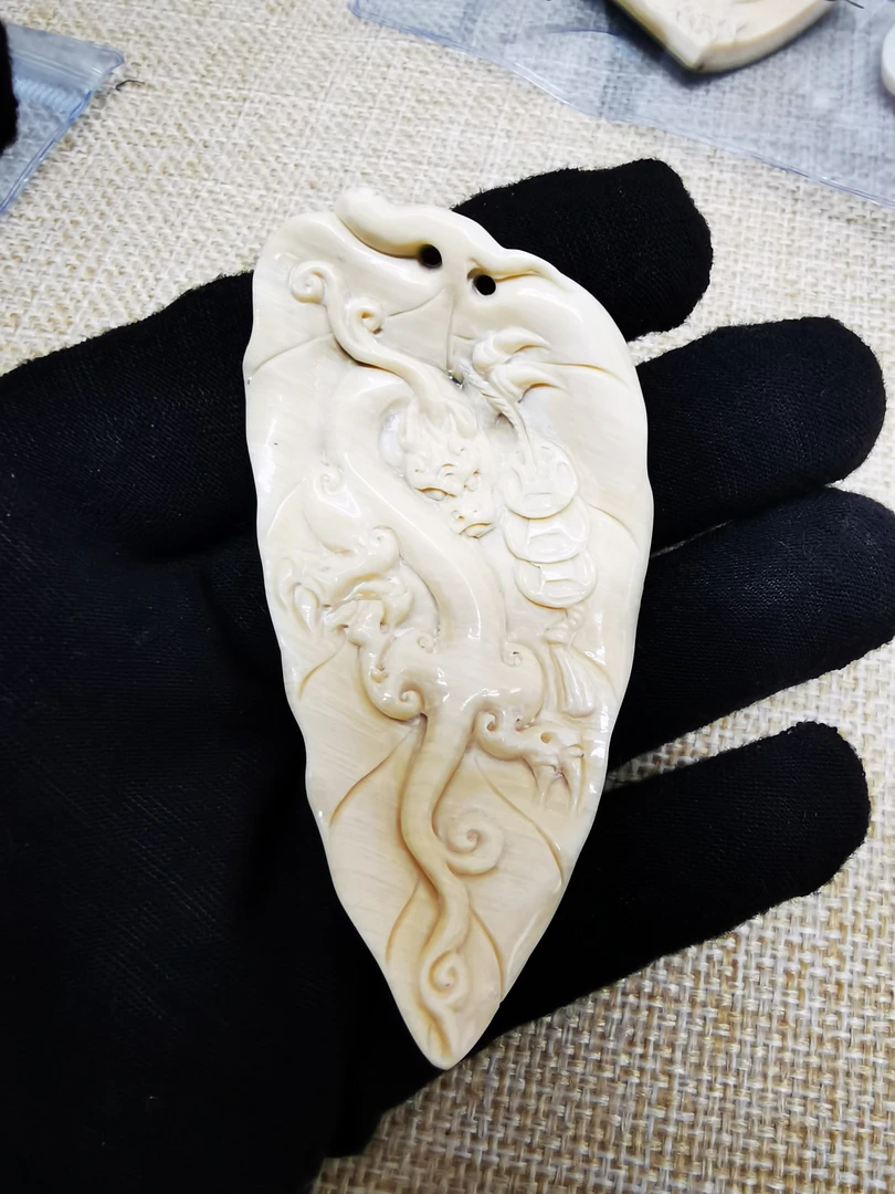 精品猛犸雕刻赤龙叶子型挂牌1292