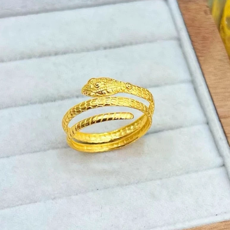 足金999.9女士蛇年新款宽版黄金3.61克生肖蛇戒12号固定圈口