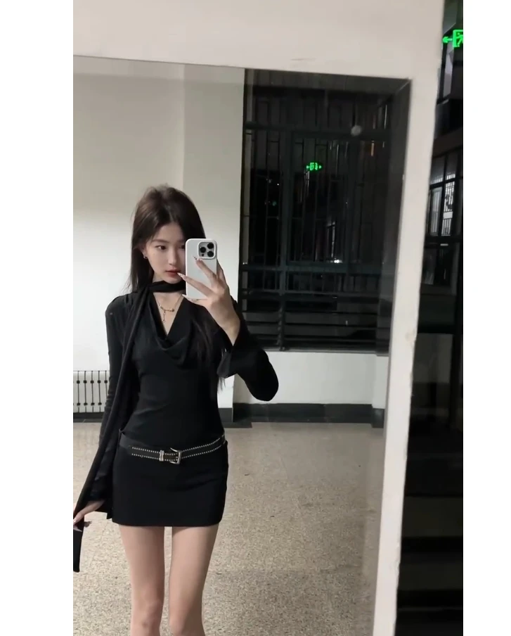 【薄荷雪糕】辣妹连衣裙女秋季毛绒外套短款小众长袖黑色包臀短裙子