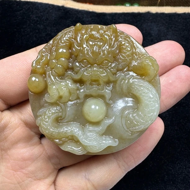 和田玉俄糖料龙挂件雕刻时尚大方宽50.6mm厚12.9