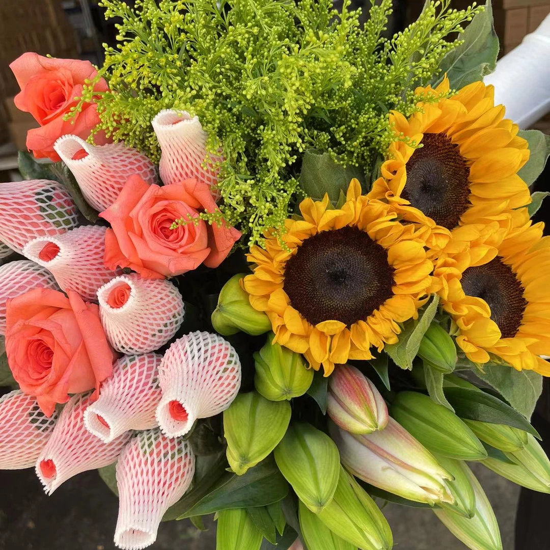玫瑰10枝+百合（3-5枝）10朵+向日葵3枝+配草 随机颜色云南基地鲜花