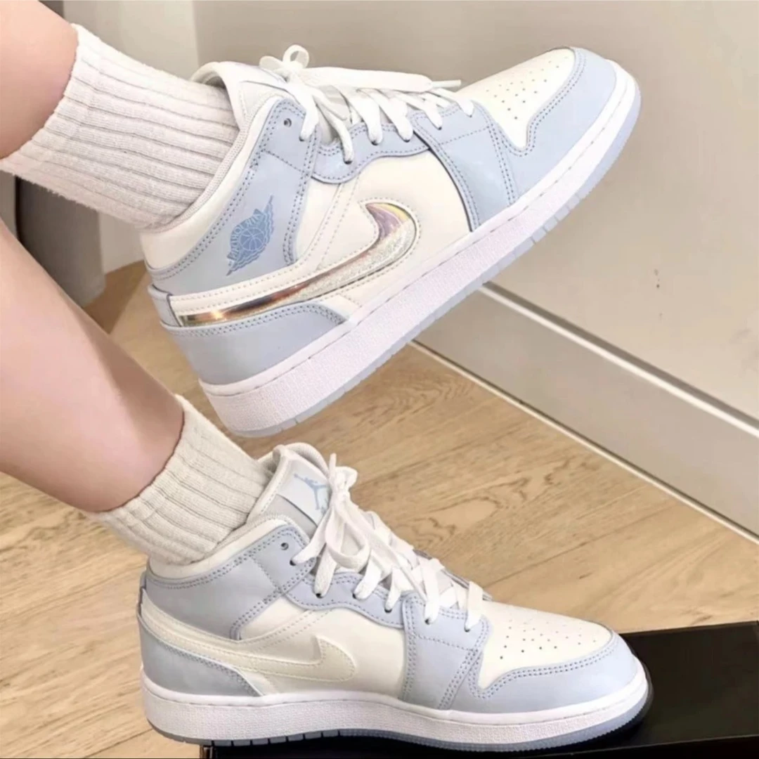 Nike/耐克AirJordan1中帮ins女鞋浅白蓝复古运动篮球鞋FQ9117-400