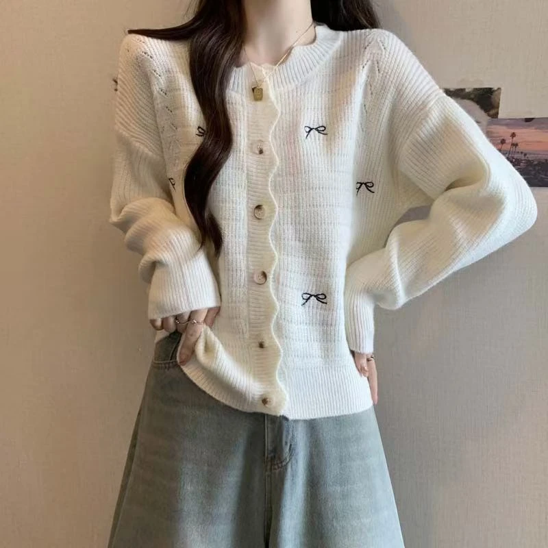 胖mm显瘦大码时尚秋冬蝴蝶结百搭宽松纽扣洋气女士长袖开衫针织衫