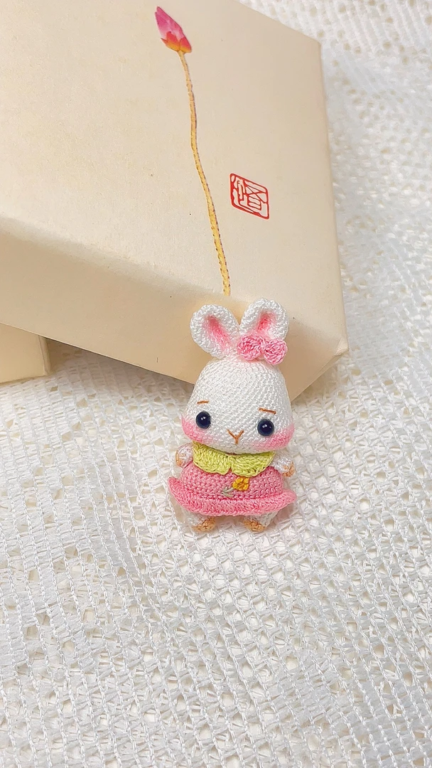 钩针编织小兔子，萌萌哒小可爱 小挂件 小玩具