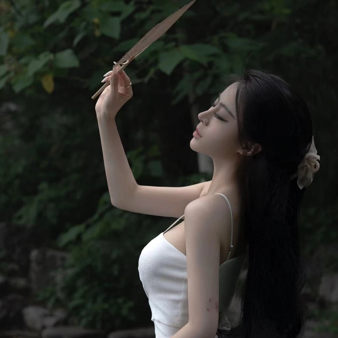 ANDREA骆杨倾城原创 绑带式设计交叉 款上衣