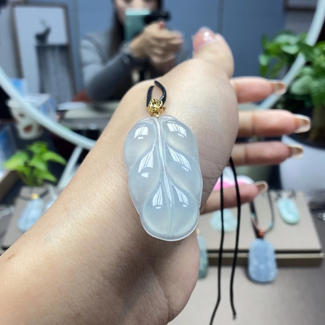翡翠颈饰18K金镶嵌吊坠