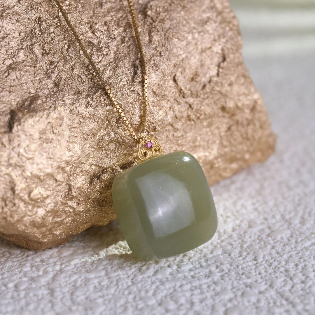 玉帮主方糖玉佛和田玉无事牌18K金镶嵌吊坠精美气质百搭轻奢女款