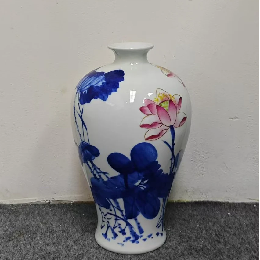 景德镇青花釉上粉彩荷韵梅瓶