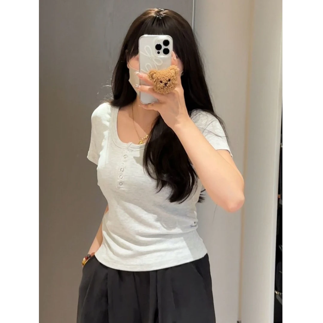 大码女装夏季新款辣妹圆领短袖t恤修身显瘦遮肉短款纽扣上衣ins潮