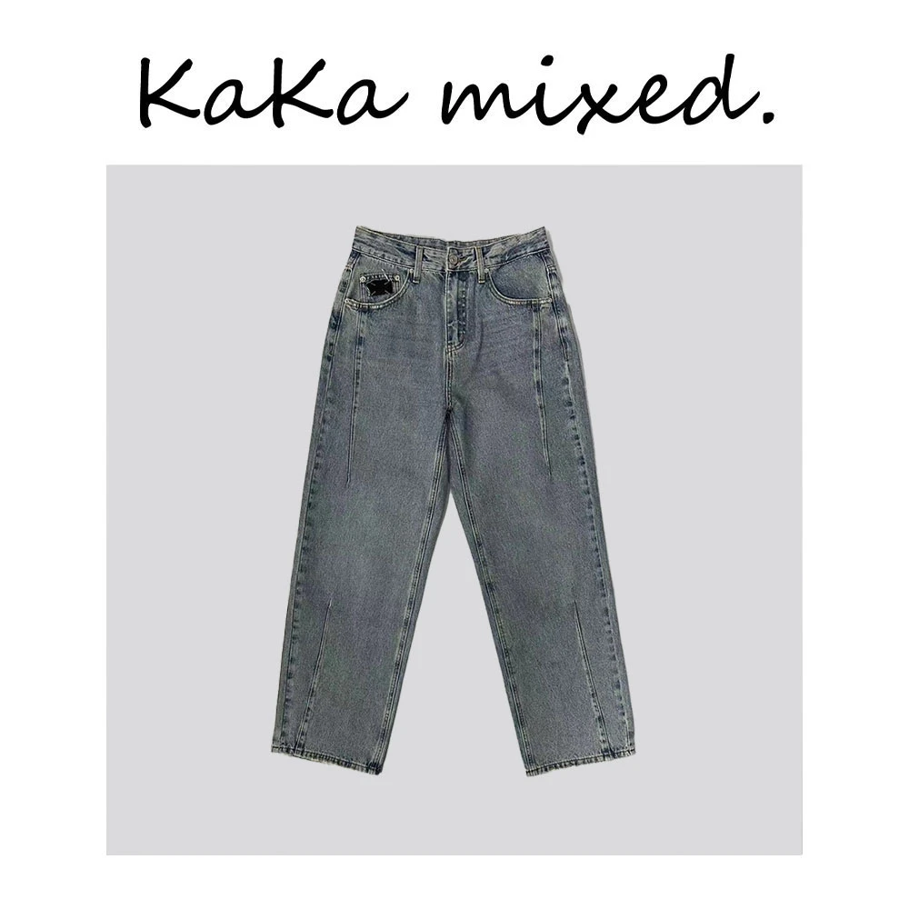 前口袋缝制黑牌后腰透明黑牌浅蓝牛仔裤