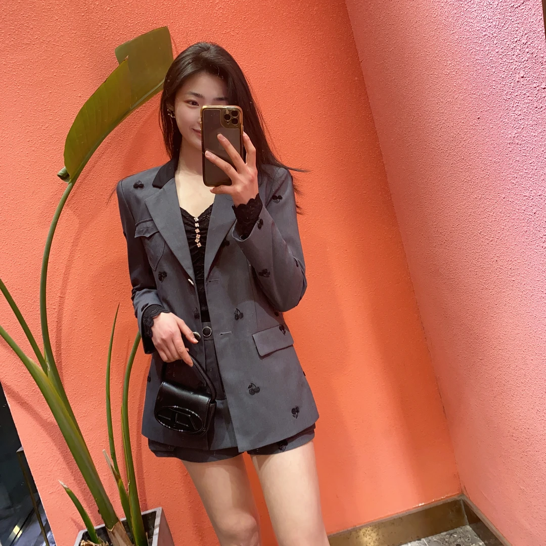 （默茗服装）高级灰樱桃刺绣套装