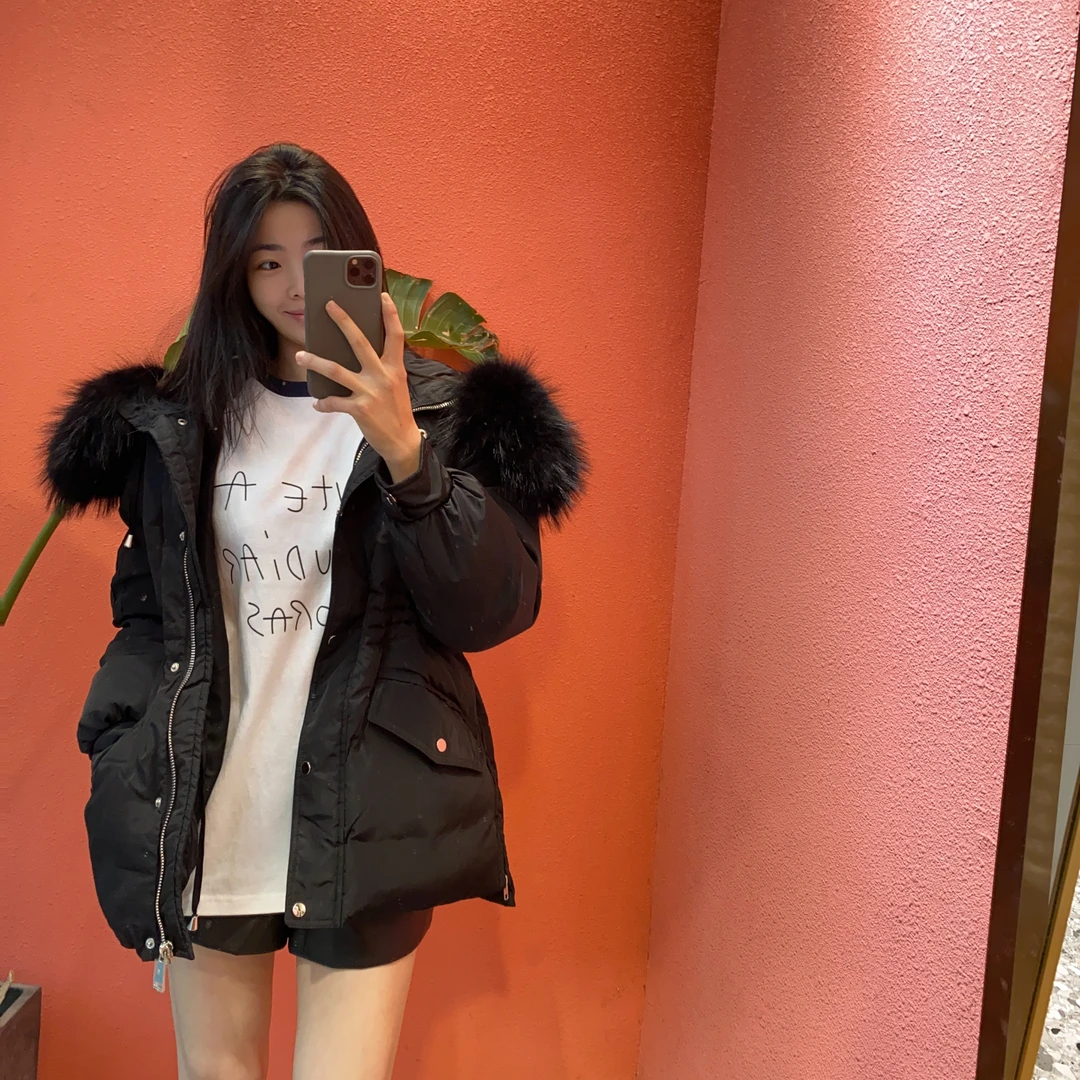 （默茗服装）黑白两色斜包侧拉链鹅绒服