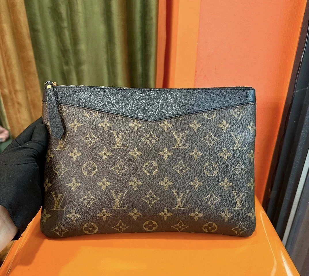 95新 LouisVuitton/路易威登 Rose/lv老花偏黑手拿包781840