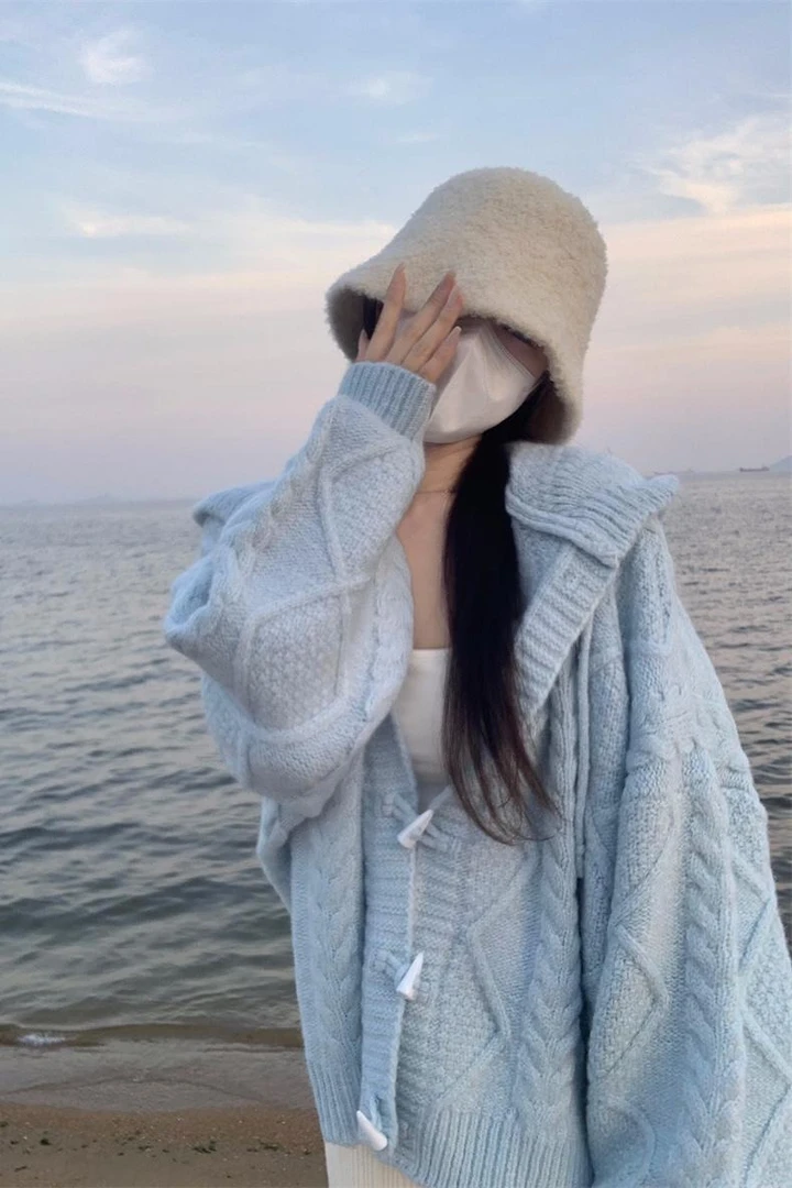 孕妇蓝色麻花牛角扣开衫针织毛衣外套女秋季奶系穿搭温柔慵懒宽松