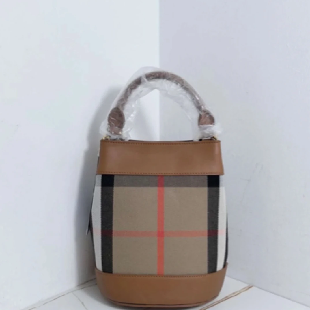 95新 BURBERRY/博柏利 burberry格纹水桶包 可手提单肩