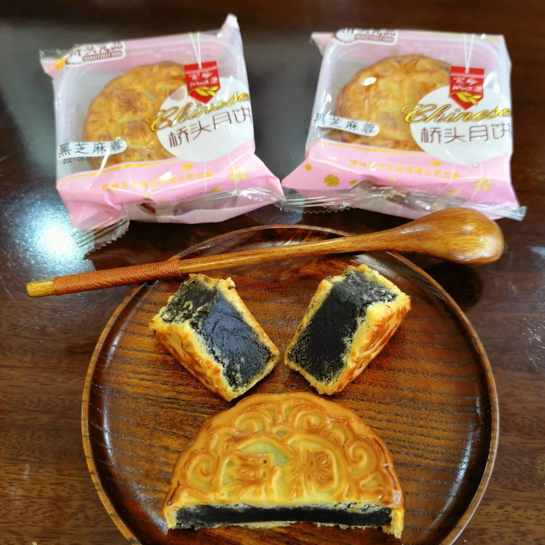沙子桥头黑芝麻蓉2个/香葱瓜仁2个/80克叉烧2个/80克葱汁豆蓉4个