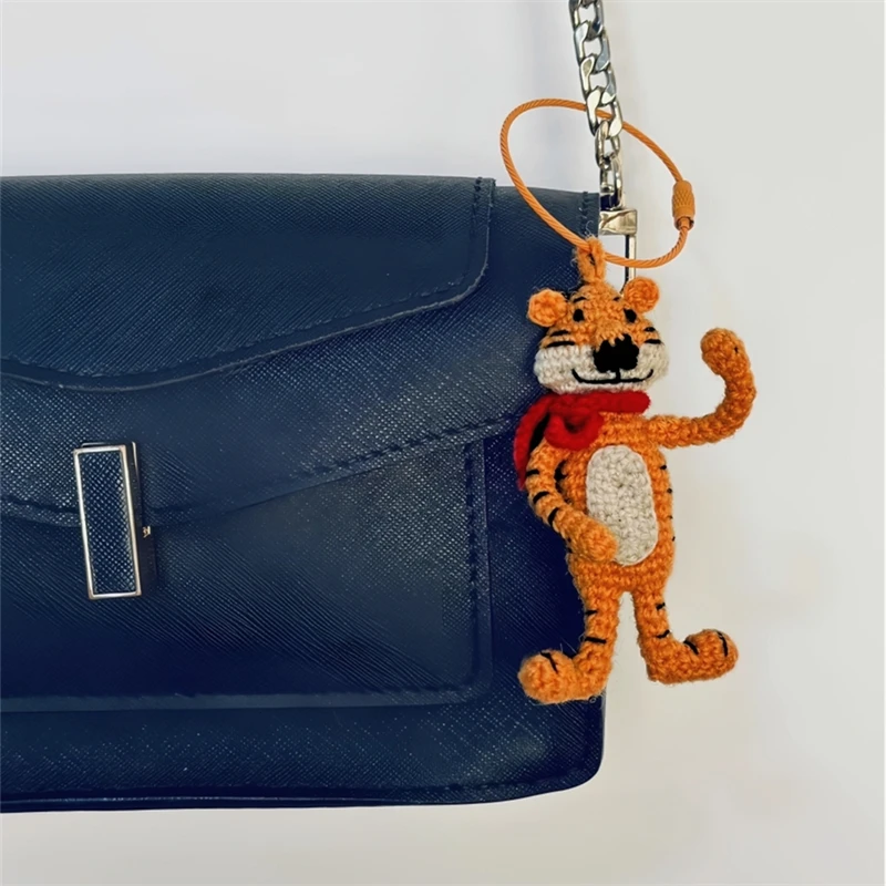 羊毛钩织减肥成功老虎胸针挂件手臂可调整造型手工玩偶个性设计