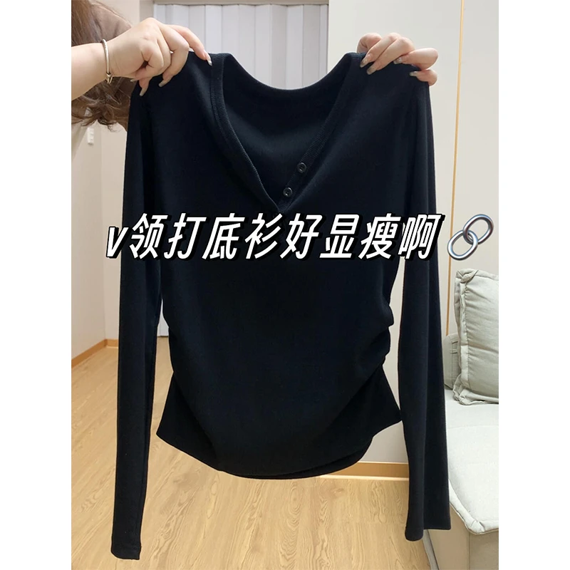 大码胖mm200斤简约气质正肩长袖t恤女秋百搭小众排扣V领打底衫ins