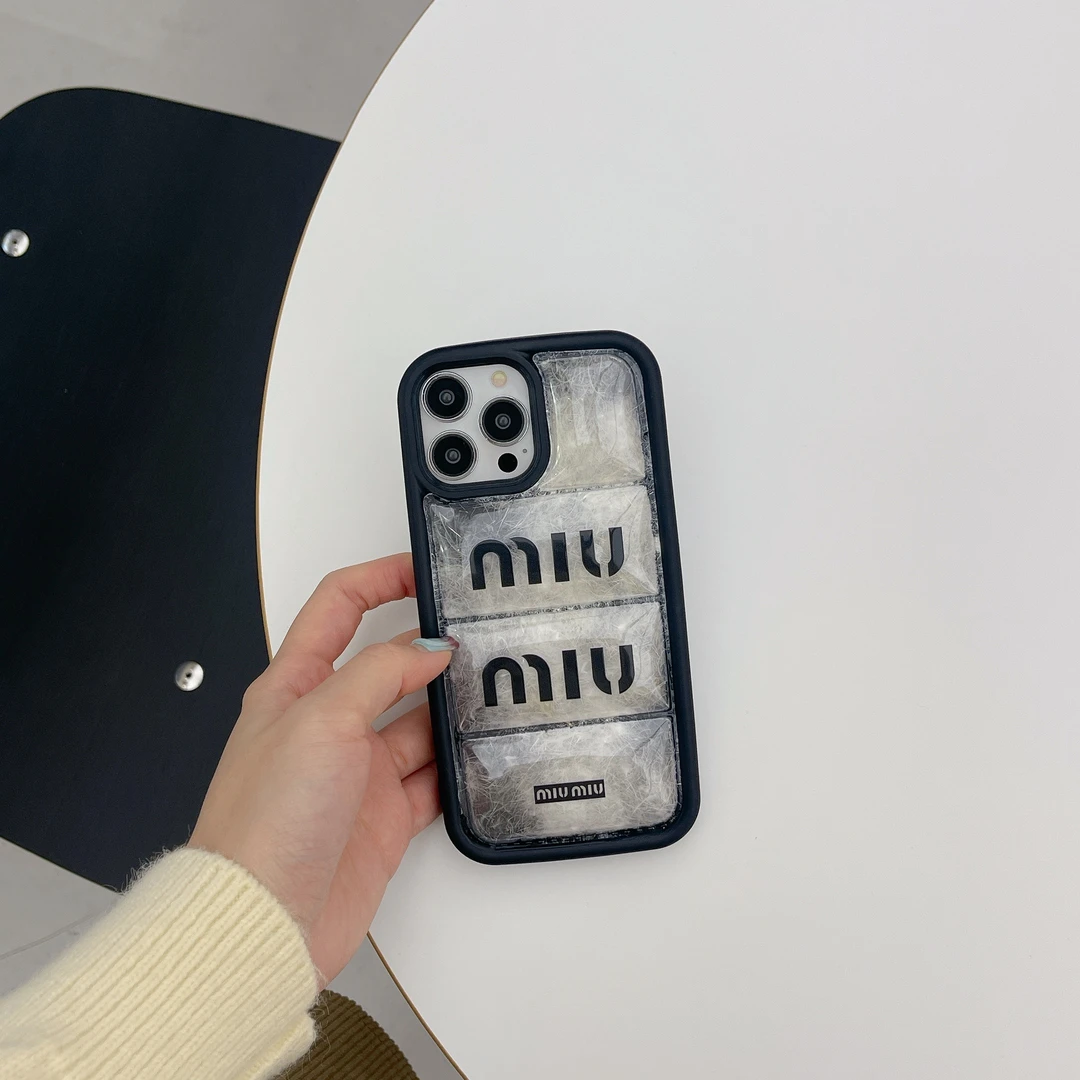 高端新款小众苹果15PROMAX壳羽绒服IPHONE14手机外壳字母MIUMIU13
