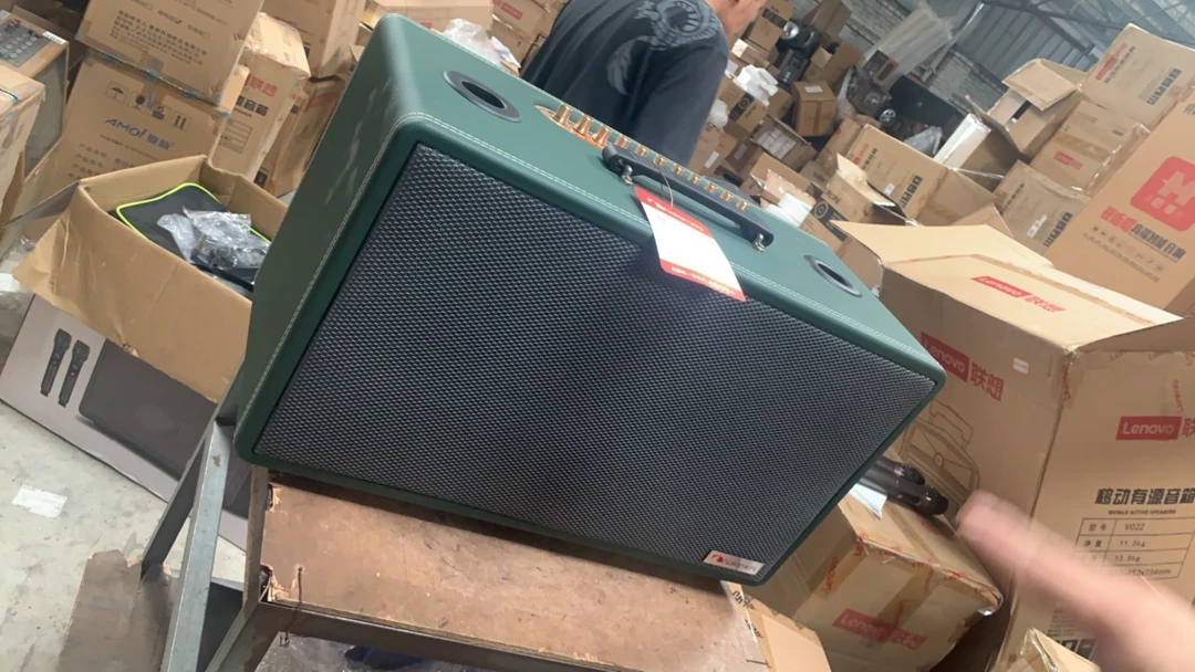 9新  双8寸库存音箱电池不保，用话筒有问题有噪音，