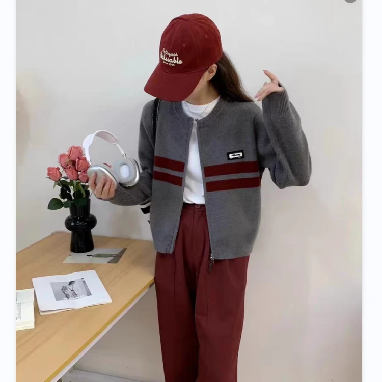 红条杠拉链圆领针织开衫胸口贴标针织衫女Q