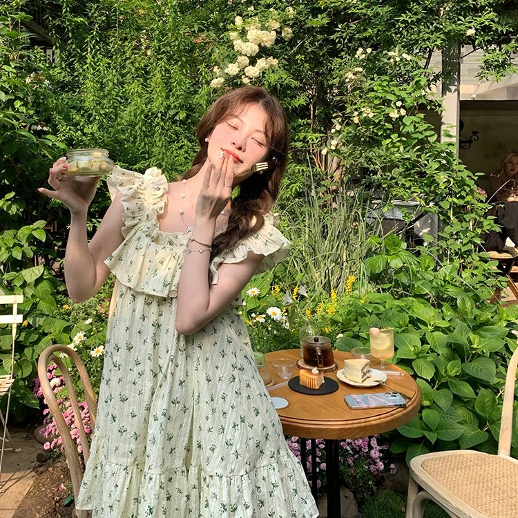 【折扣】迟伞伞 椿子酒树 绿色刺绣碎花小飞袖方领花边宽松连衣裙