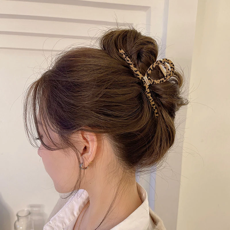 高级感豹纹抓夹2023新款发夹大号鲨鱼夹后脑勺发抓