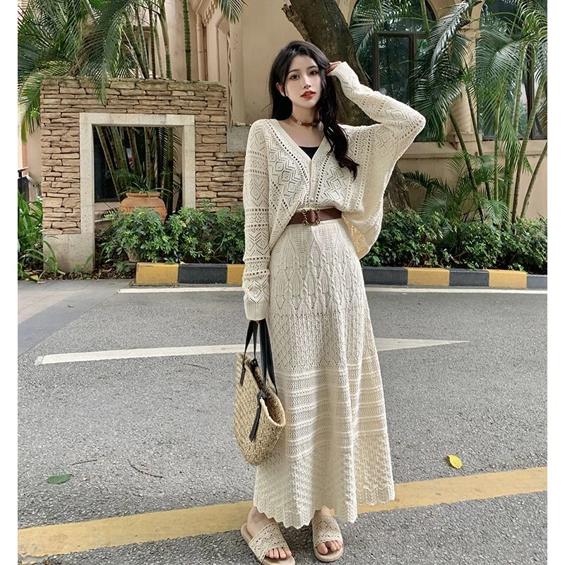奶茶系穿搭一整套2025初秋新款镂空上衣洋气半身裙两件套