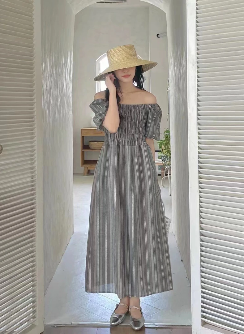 竖纹打揽收腰泡泡袖连衣裙