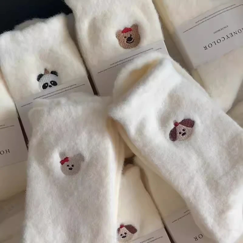 可爱小熊刺绣袜子女秋冬款加厚保暖中筒袜白色澳绒袜子家居地板袜