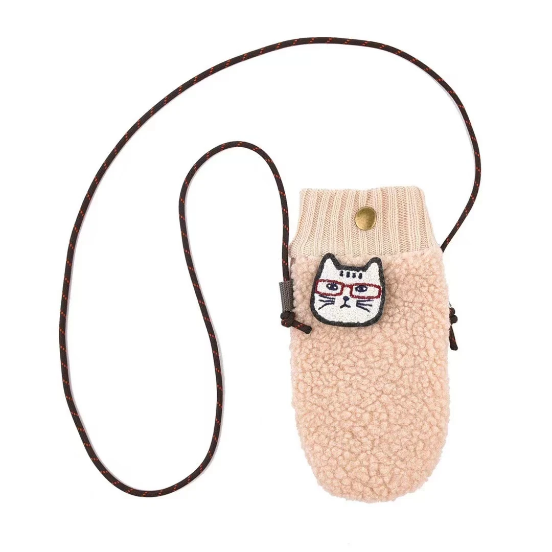 XA837 米色毛手套卡通斜挎包手机包