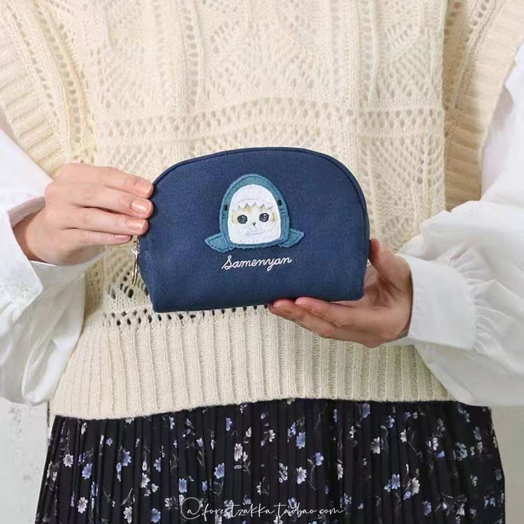 XA519 日系卡通鲨鱼草莓猫中号蓝色