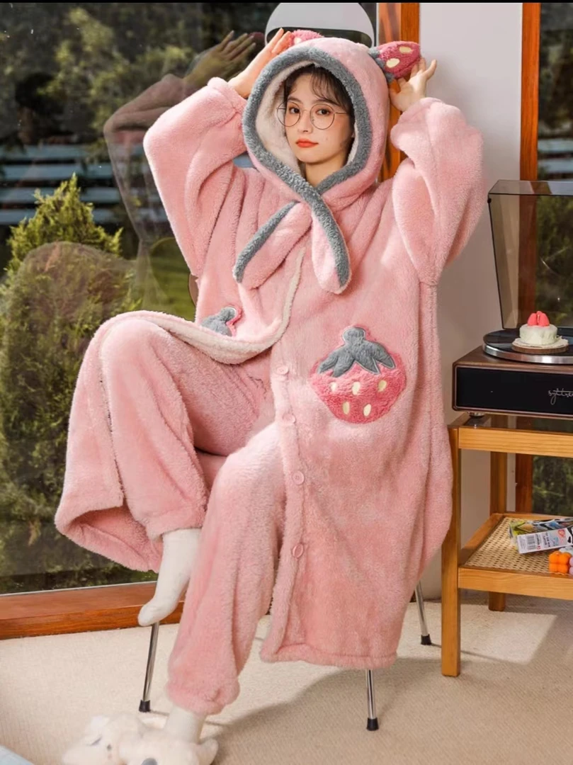 2023冬季新款珊瑚绒草莓连帽睡袍保暖可外穿家居服学生中长款韩版